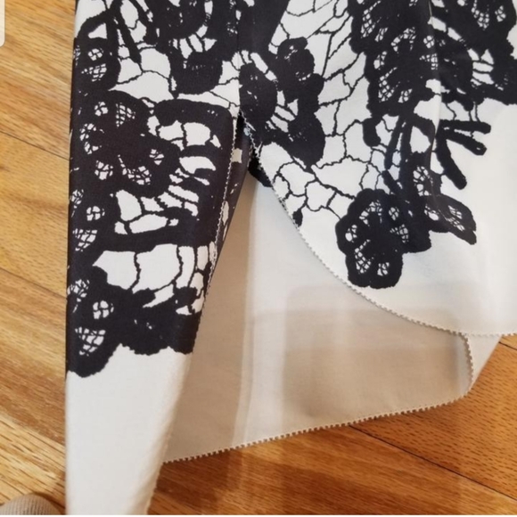 NWOT Wilfred Aritzia sleeveless 100% silk blouse top flower white black hi low - Picture 10 of 10